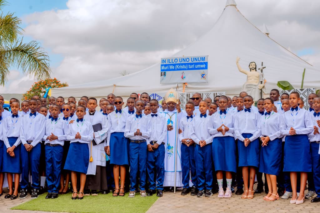 Ishuri rya Collège Saint-Jean Nyarusange ryizihije umunsi mukuru waryo rigabira inka Musenyeri Ntivuguruzwa